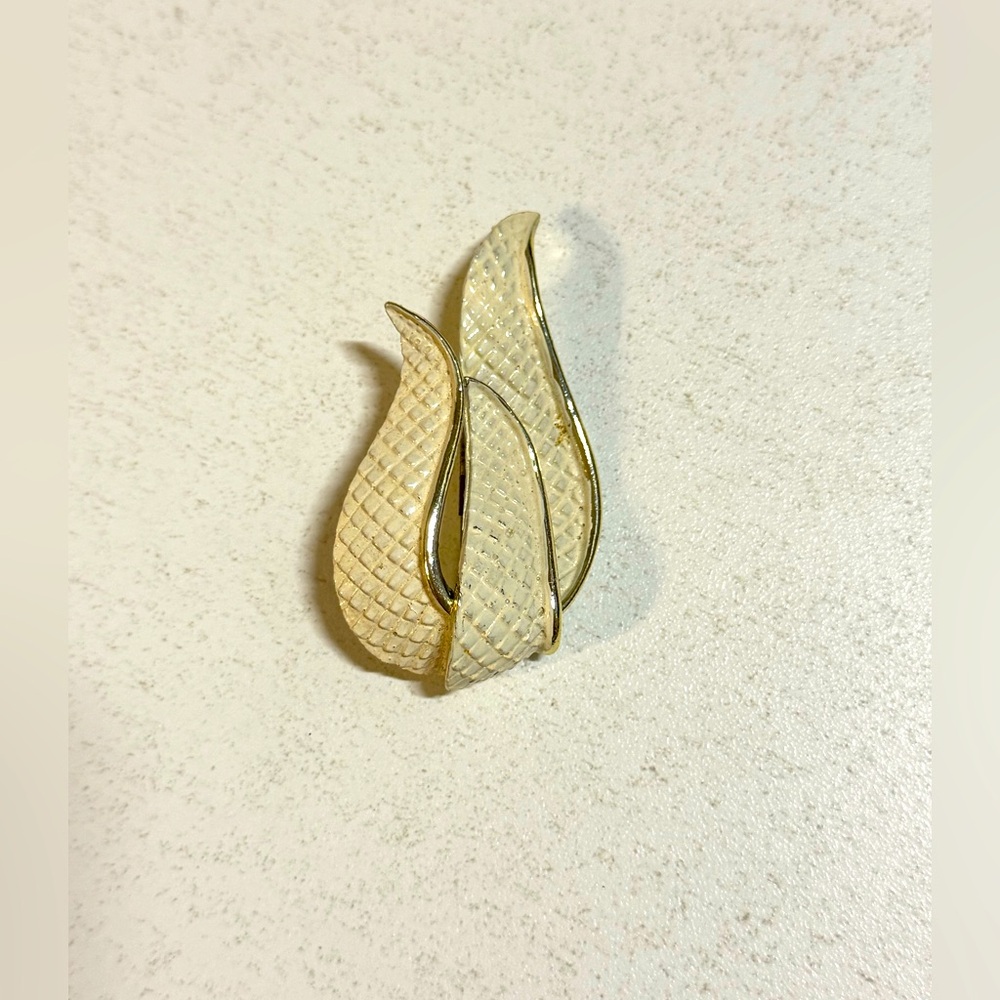 Vintage Brooch Cream Palm Fronds‎